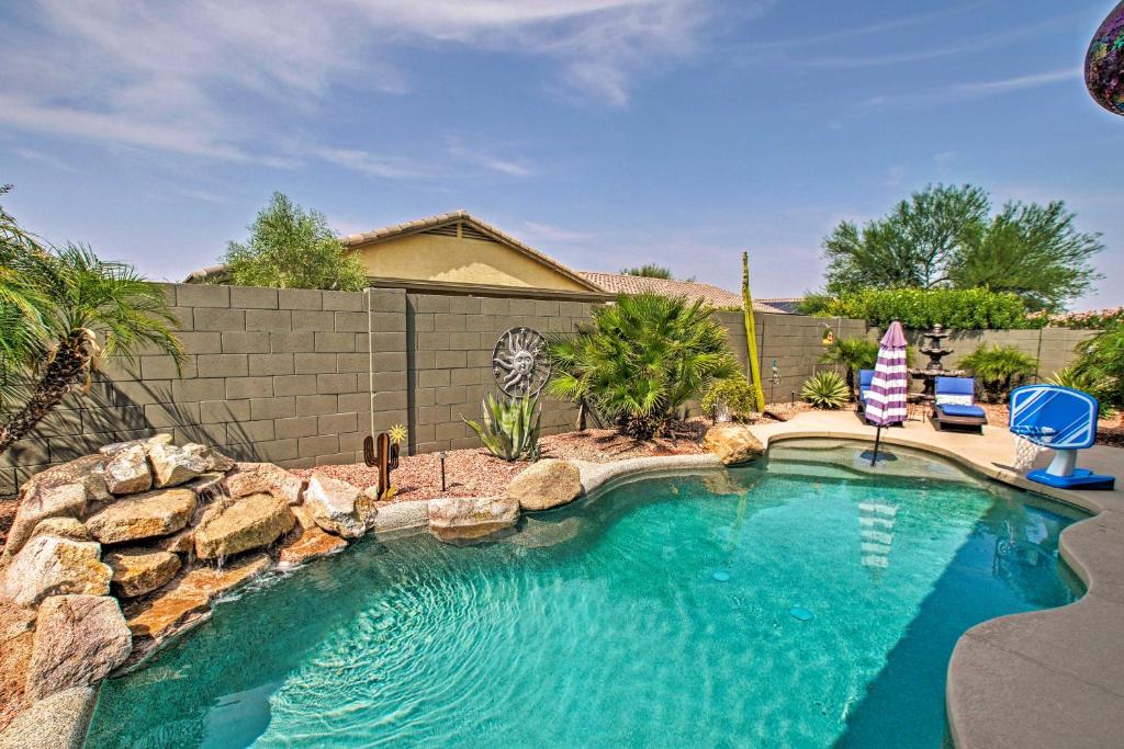 Bazén v ubytování Game Room, Fenced Yard Estrella Oasis in Goodyear nebo v jeho okolí