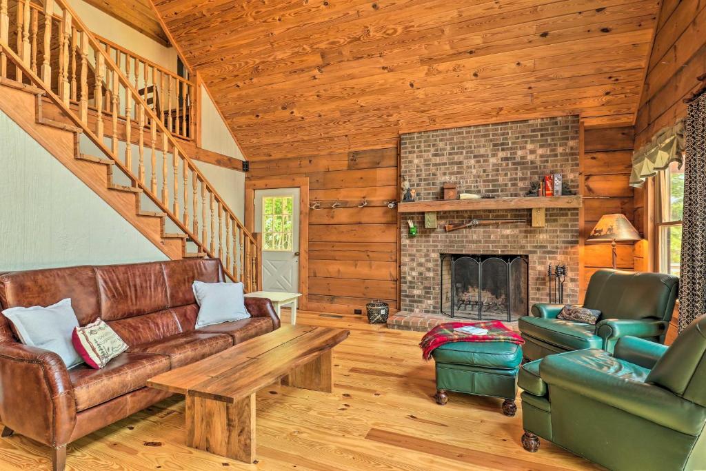ein Wohnzimmer mit einem Sofa und einem Kamin in der Unterkunft Gorgeous Cabin Retreat on Lake Lanier! in Landrum