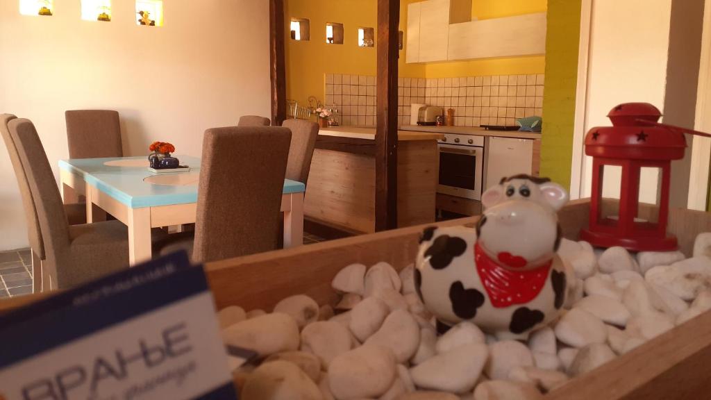 eine Spielzeugkühe in einer Kiste in einer Küche in der Unterkunft Village house Moo Moo in Vranje