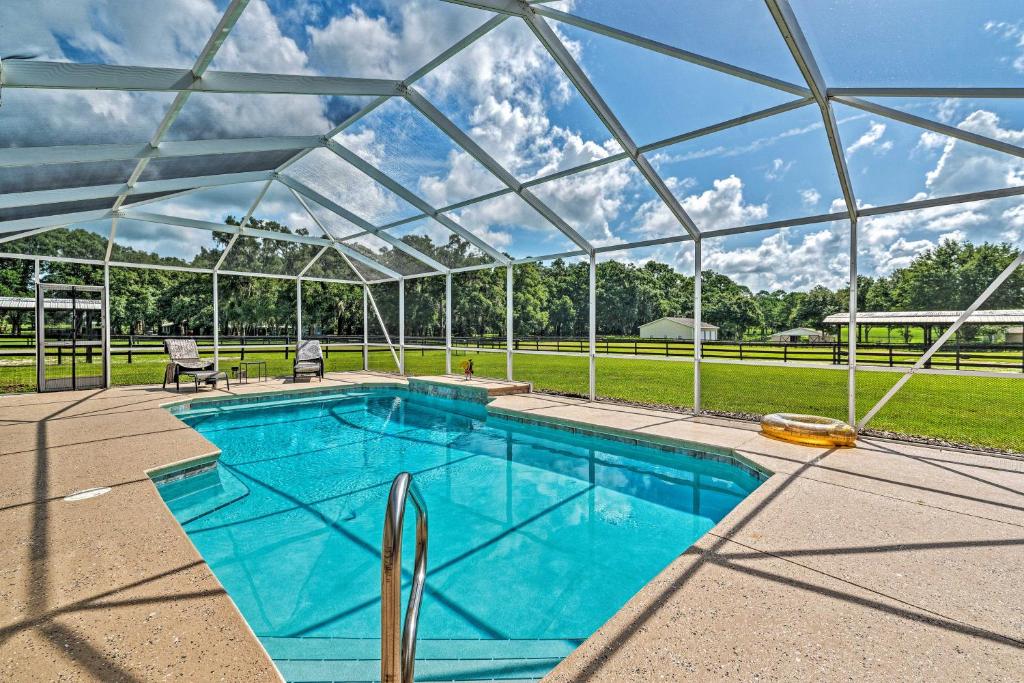 une piscine avec un toit en verre dans l'établissement 6-Acre Retreat Less Than 3 Mi to WEC and Less Than 10 Mi to HITS!, à Ocala
