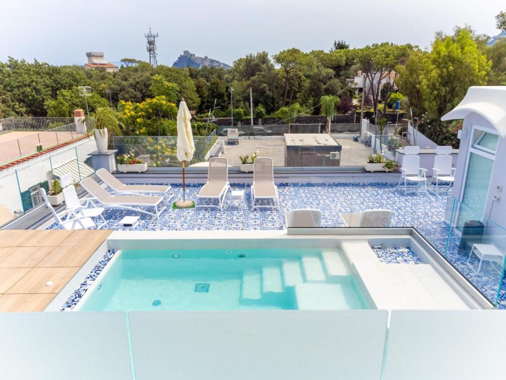 Bazén v ubytování Ischia Mavilan Luxury Apartments nebo v jeho okolí