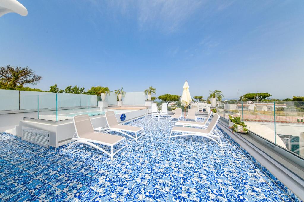 Bazén v ubytování Ischia Mavilan Luxury Apartments nebo v jeho okolí