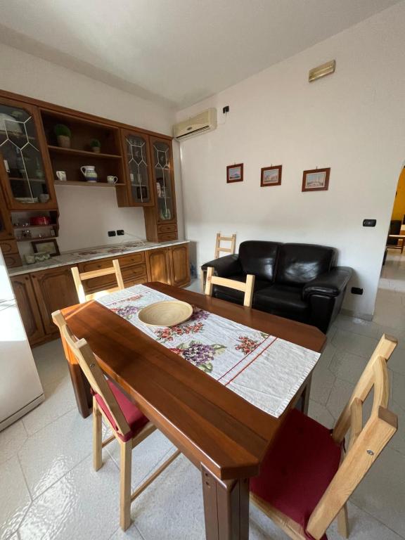 a kitchen and living room with a table and a couch at Casa Vacanze I Canarini in Città Giardino