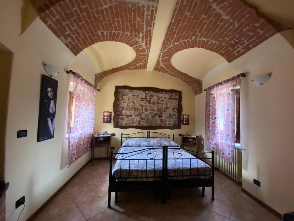 CarrùにあるOrchideaの格天井のベッドルーム1室(ベッド1台付)