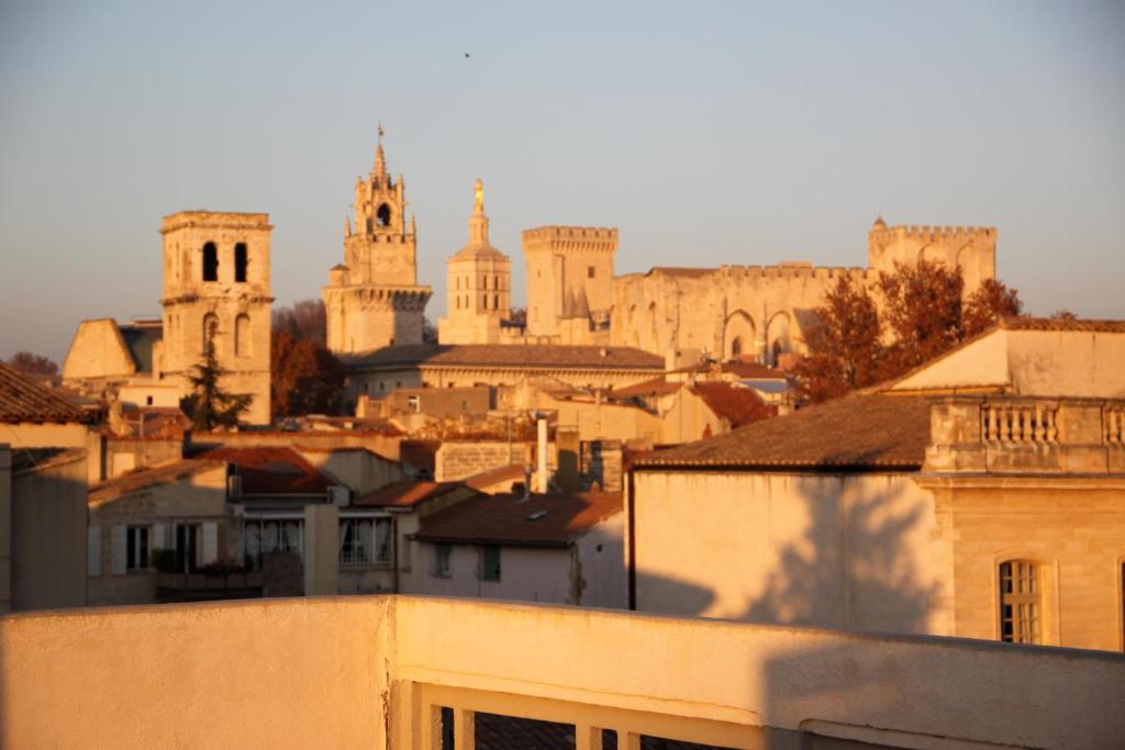 uitzicht op een stad met gebouwen op de achtergrond bij A la terrasse d'Avignon in Avignon