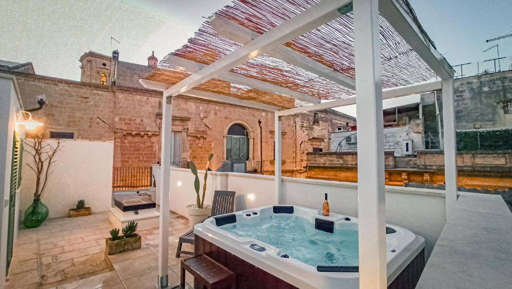 - un bain à remous sur le balcon d'un bâtiment dans l'établissement Borgo San Giovanni Luxury, à Francavilla Fontana