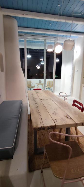 a wooden table and chairs in a room at Casa Mediterranea Jacuzzi riscaldata con Caminetto in Specchiolla