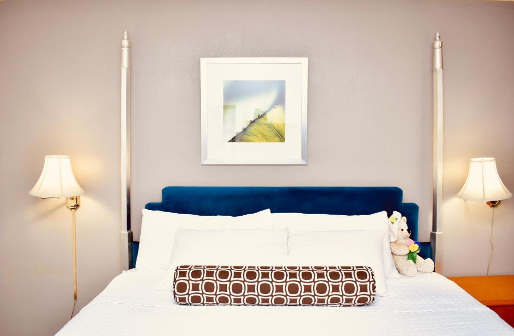 Twi-Lite Inn - Deluxe King Room