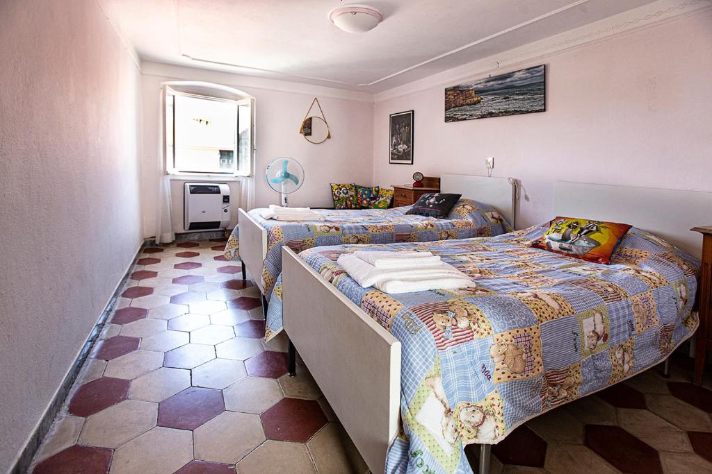 sypialnia z dwoma łóżkami i oknem w obiekcie Castè Style near Cinque Terre w mieście Riccò del Golfo di Spezia