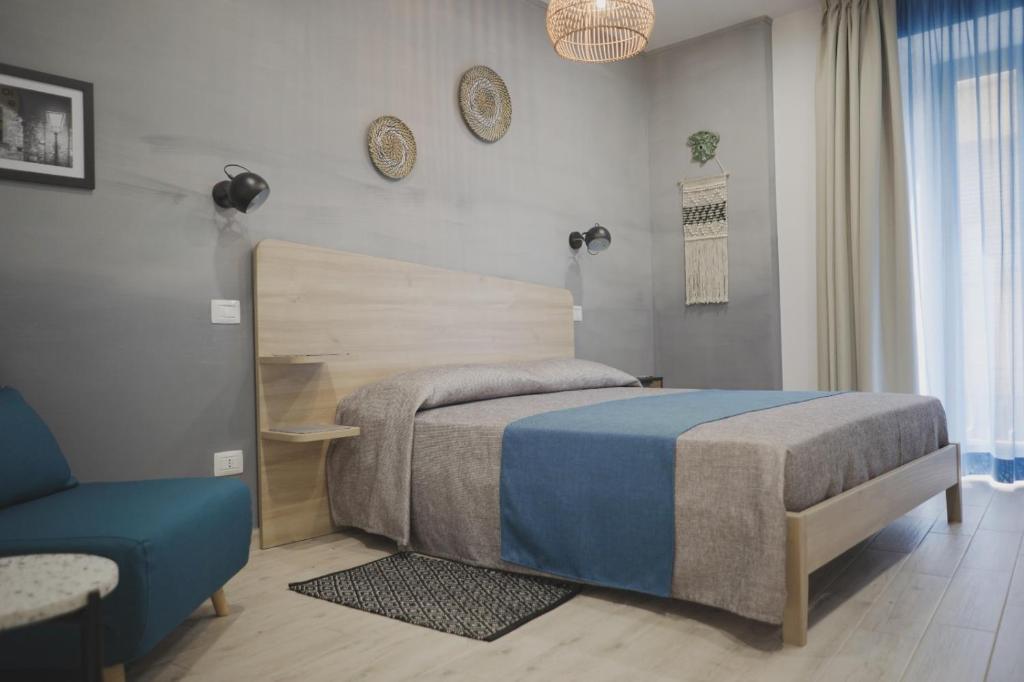 1 dormitorio con 1 cama, 1 silla y 1 ventana en Casa Matilde b&b, en Polistena