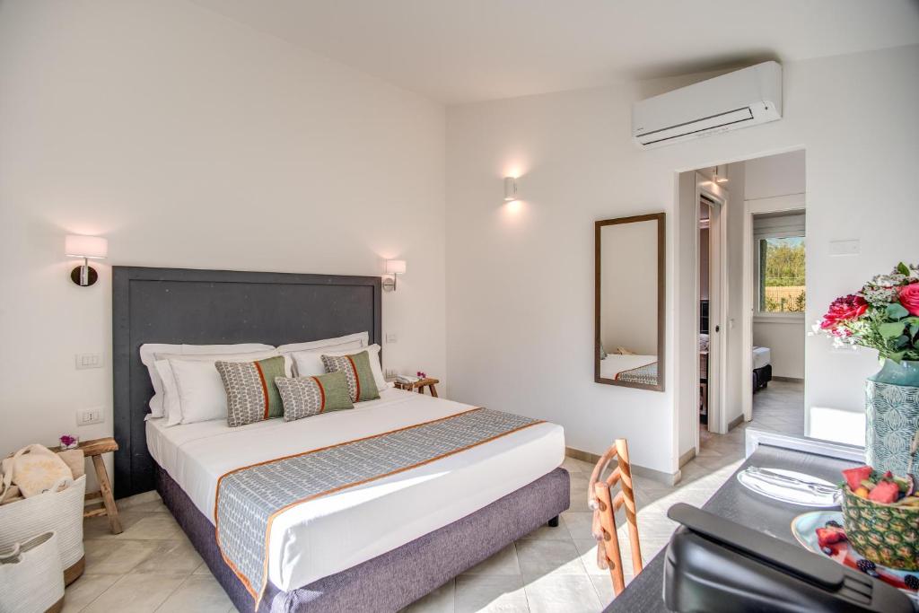 Postel nebo postele na pokoji v ubytování Cala Sinzias Resort