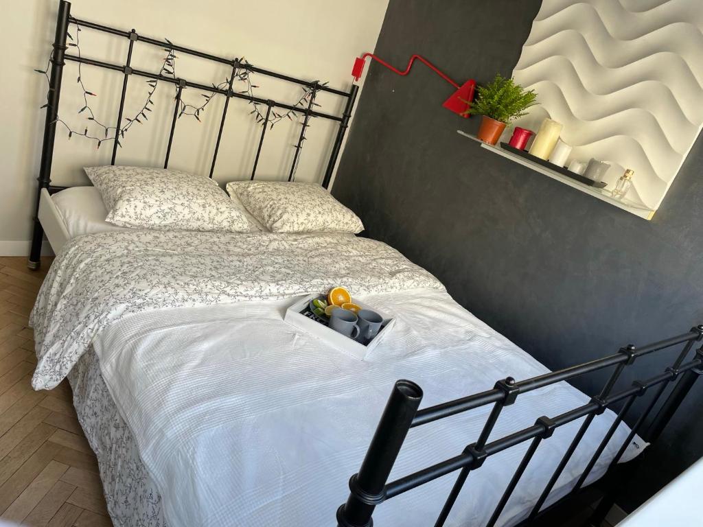 Posteľ alebo postele v izbe v ubytovaní Grey Gucci Apartment City Center
