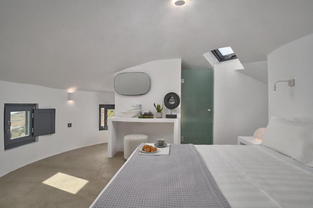 Postel nebo postele na pokoji v ubytování Topos Exclusive Santorini