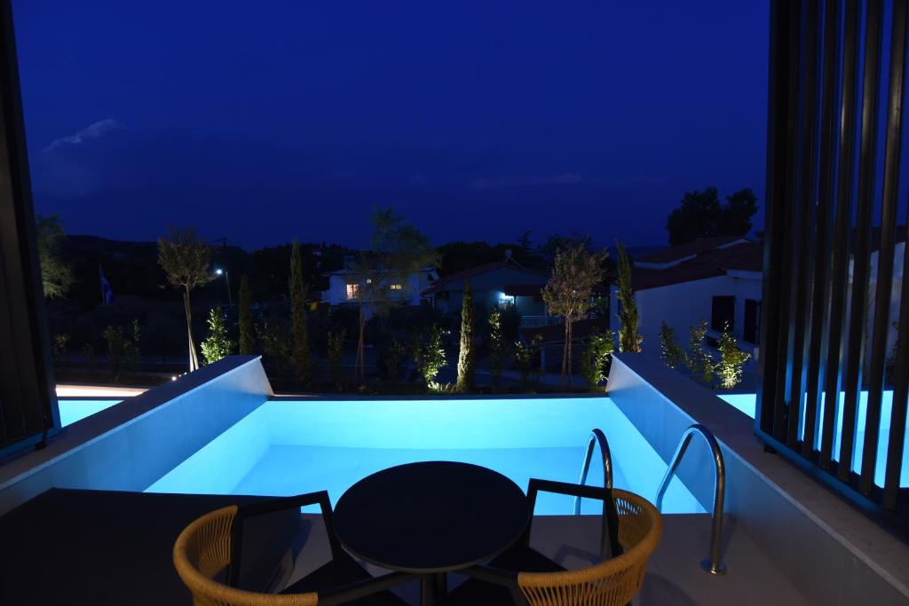 Bazén v ubytování Anasa Luxury Resort nebo v jeho okolí