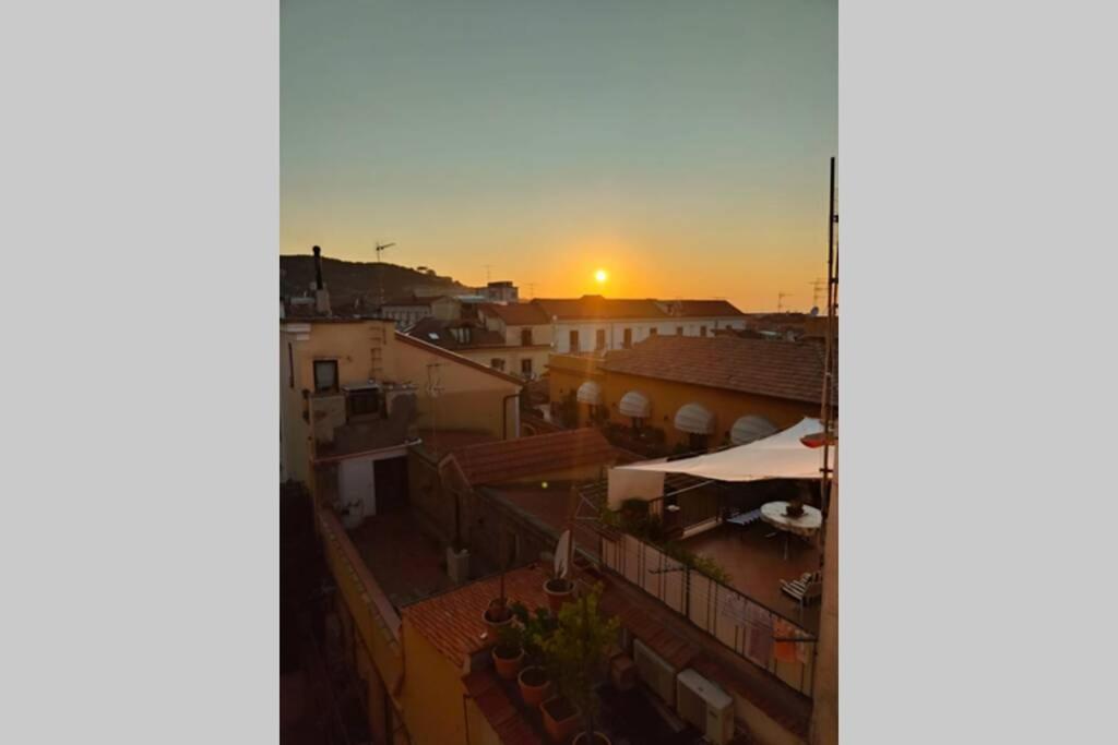 vista para o pôr-do-sol a partir de um edifício em San Cesareo 44 em Sorrento