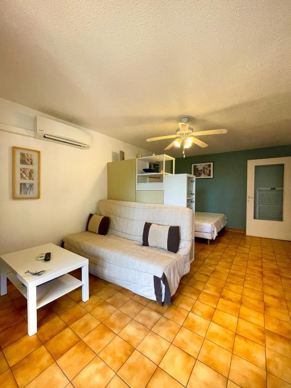 un salon avec un lit et une table dans l'établissement Nice Studio With Balcony Near The Beach, à Fréjus