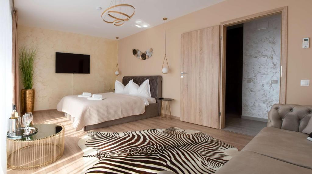 una camera d'albergo con un letto e un tappeto zebrato di Apartment Alios Lux a Braşov