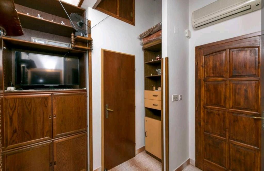 Televízia a/alebo spoločenská miestnosť v ubytovaní Seaview Escape Stanići II