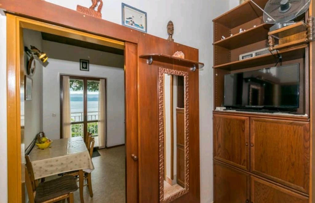 Televízia a/alebo spoločenská miestnosť v ubytovaní Seaview Escape Stanići II