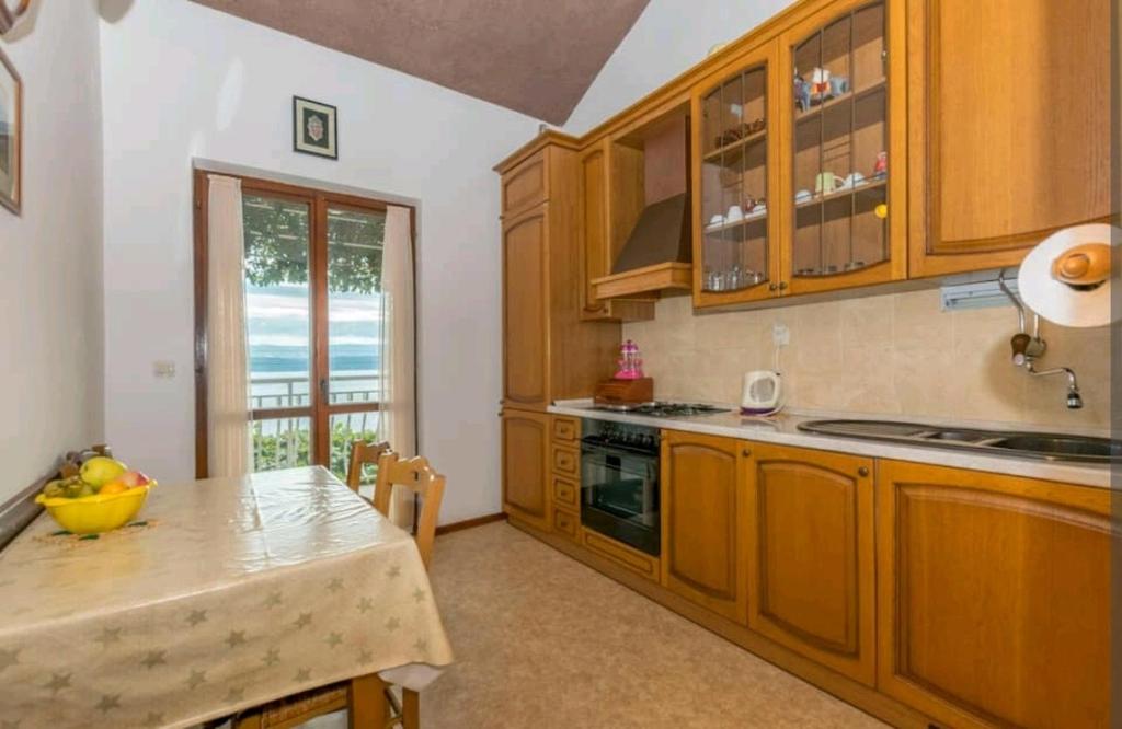 Kuchyňa alebo kuchynka v ubytovaní Seaview Escape Stanići II