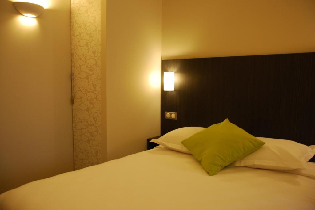 Ruthenium Hotel - Standard Double Room