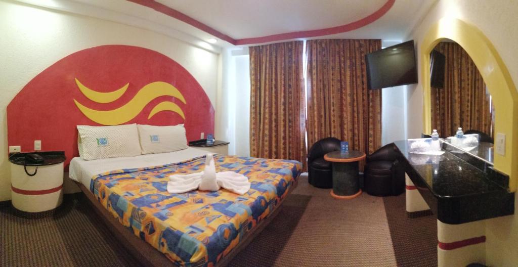 um quarto de hotel com uma cama e um lavatório em Hotel Atlántico em Cidade do México