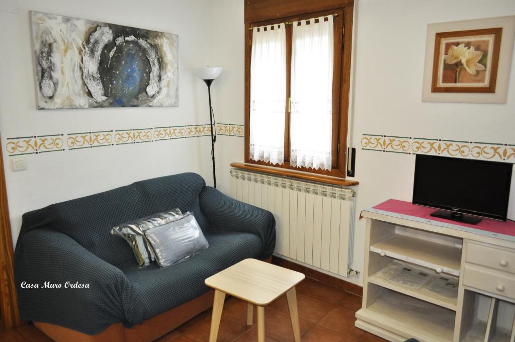 Una televisión o centro de entretenimiento en Casa Muro Ordesa