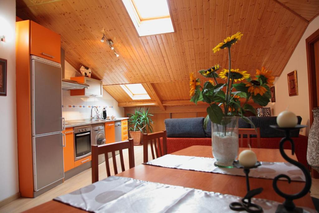 una cocina con una mesa con un jarrón de flores. en Apartamento Los Mesones, en Ágreda