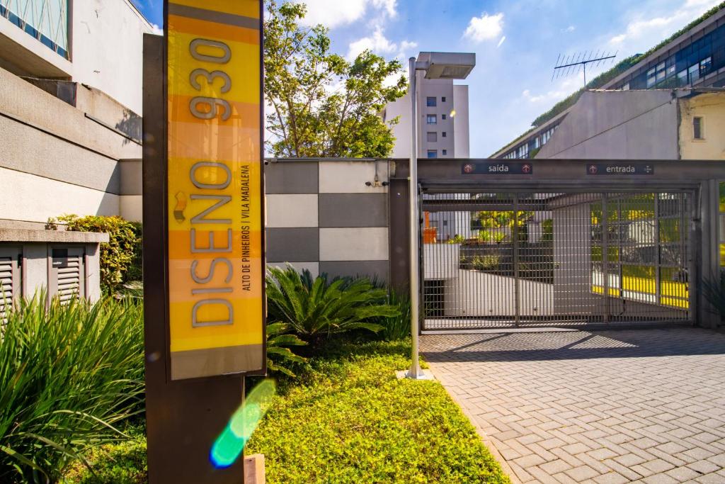 um portão com um sinal em frente a um edifício em 360 Vila Madalena em São Paulo