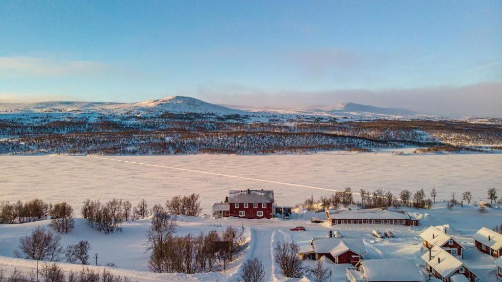 una vista aérea de un edificio en la nieve en Strandgården Fjällnäs, en Tänndalen