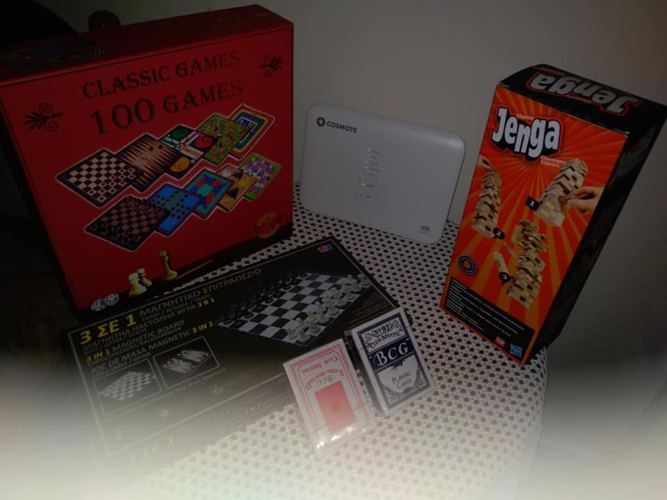 gra lego i pudełko na stole w obiekcie Asano's House w mieście Ajos Nikolaos