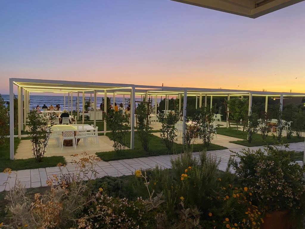Blick auf eine Terrasse mit Meerblick in der Unterkunft Rena Resort in Mondragone