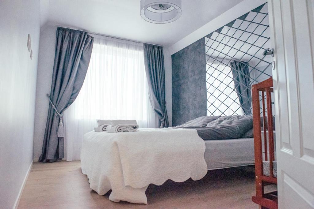 Lavik的住宿－Feriehus med badestamp，一间卧室配有蓝色窗帘的床