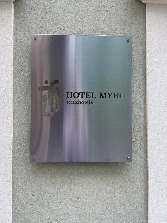 um sinal de metal na lateral de um edifício em Hotel Myro em Gijón