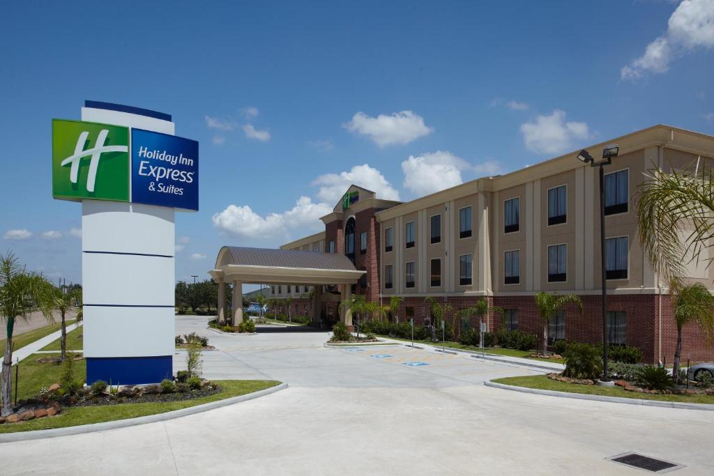 un hotel con un cartello di fronte a un edificio di Holiday Inn Express & Suites Deer Park, an IHG Hotel a Deer Park