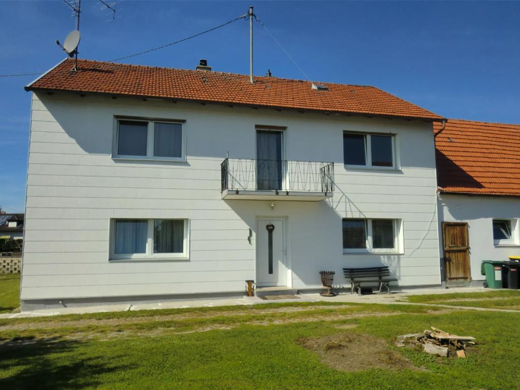a white house with a balcony and a yard at Haus - 4 Zimmer - 2 Bad - 1Küche, bis 8 Personen in Neuburg an der Donau