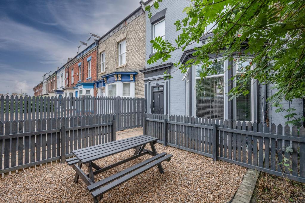 Stockton Town Centre Apartments free parking and Wi-Fi - Penthouse Apartment