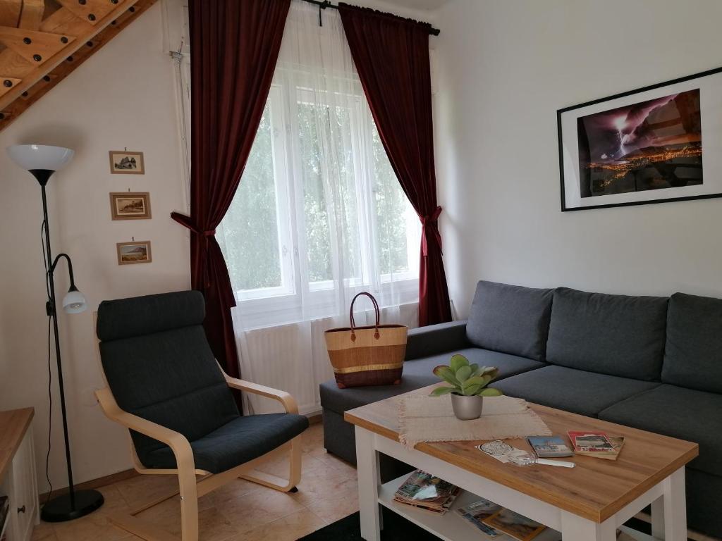 a living room with a couch and a table at Vendégház a Kerekhegyi Pagonyhoz in Zebegény