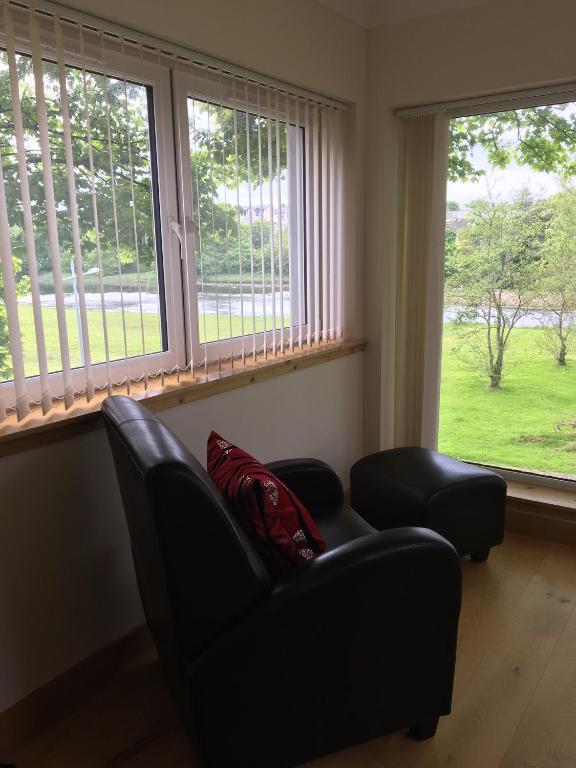 Three Bedrooms Townhouse in Central Thurso Overlooking Thurso River