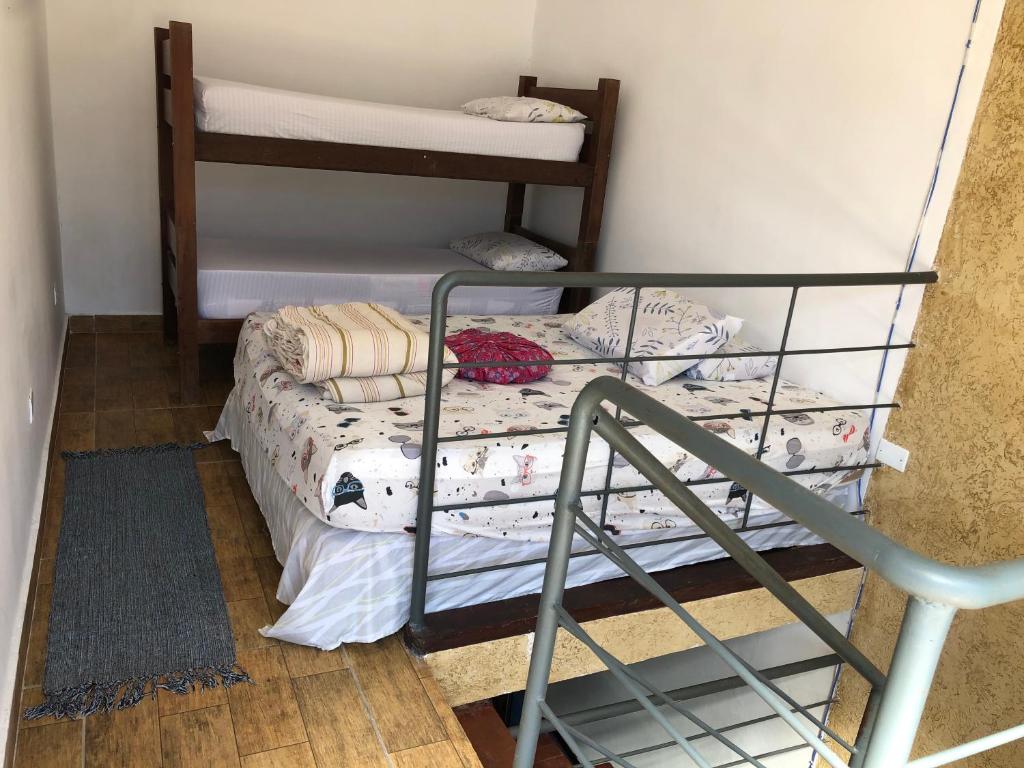 a bedroom with two bunk beds in a room at Sobrado com Piscina Perto Praia in Caraguatatuba