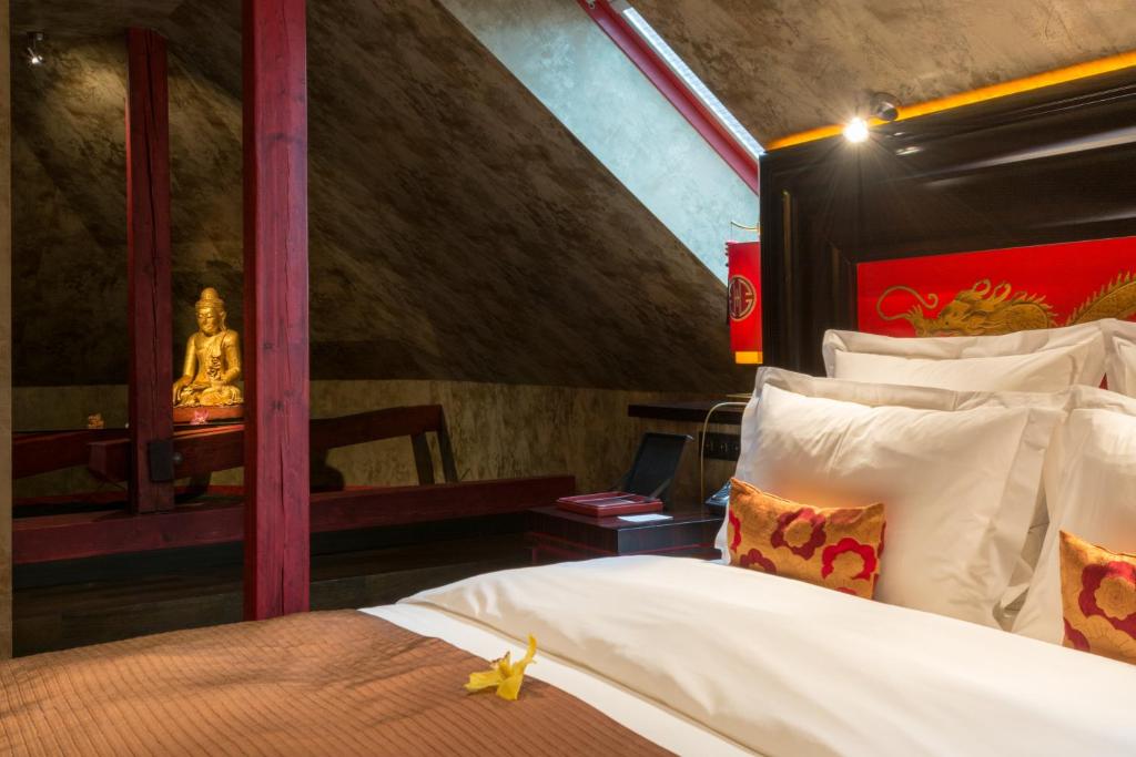 Postel nebo postele na pokoji v ubytování Buddha-Bar Hotel Prague