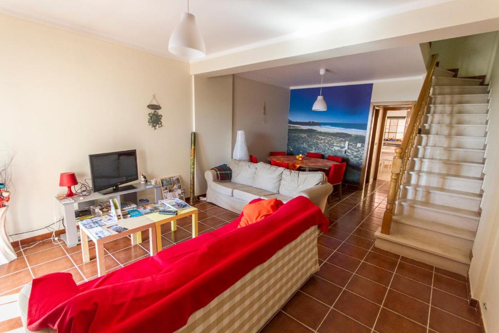 TV a/nebo společenská místnost v ubytování Supertubos Beach Hostel