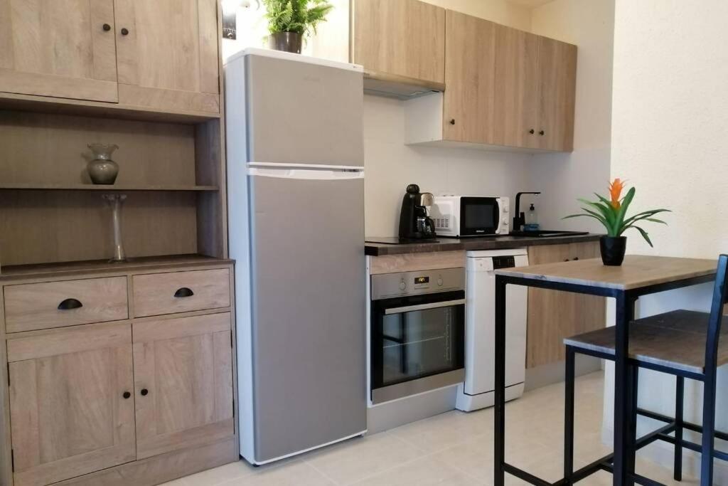 Una cocina o zona de cocina en Lovely family apartment in Benidorm, close to the town hall