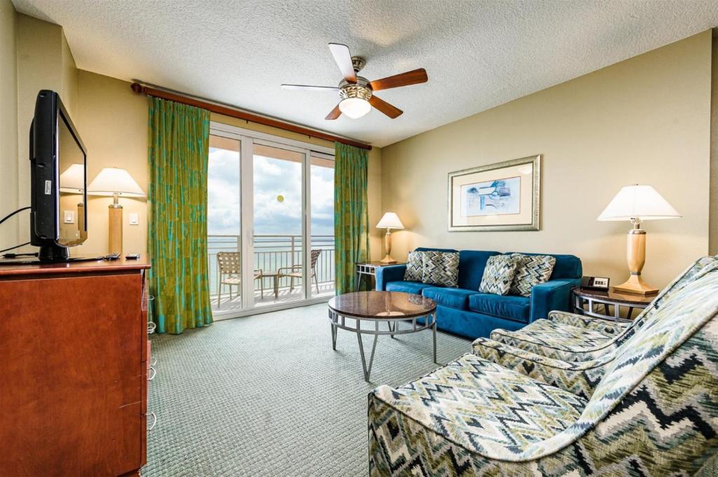 een woonkamer met een bank en een tv bij Unit 2427 Ocean Walk - 2 Bedroom Ocean Front in Daytona Beach