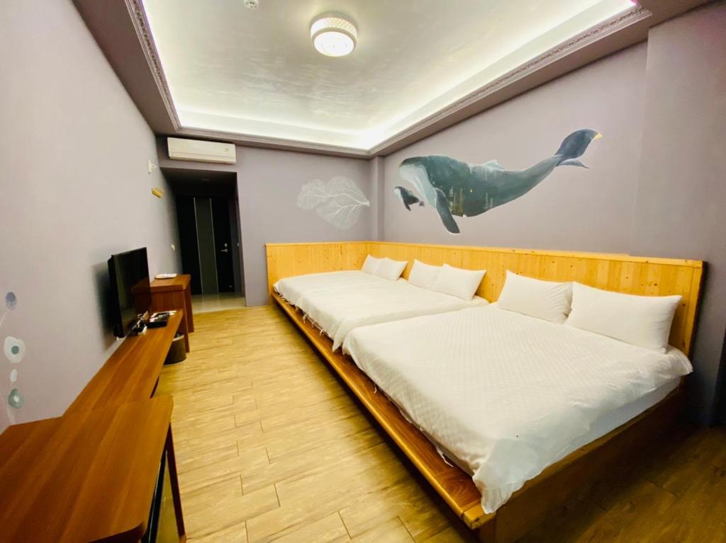 Postel nebo postele na pokoji v ubytování TIAMAT Diving Club X 苦水輕旅