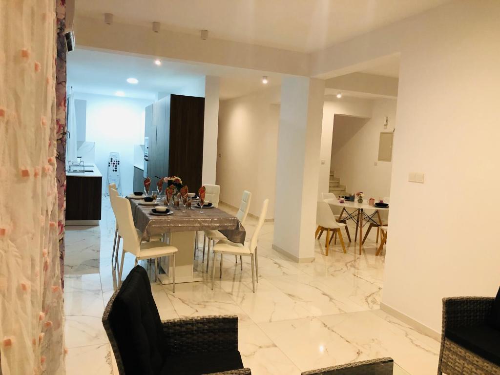 Posezení v ubytování Mobina Villas