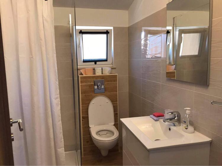 Kúpeľňa v ubytovaní Apartman Arijana s pogledom na more za 6 osoba
