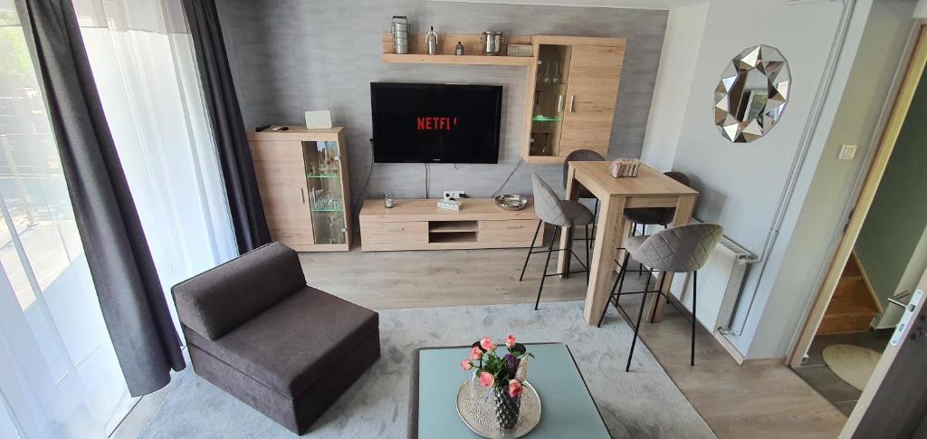 Televízia a/alebo spoločenská miestnosť v ubytovaní FortunaBeachHouse