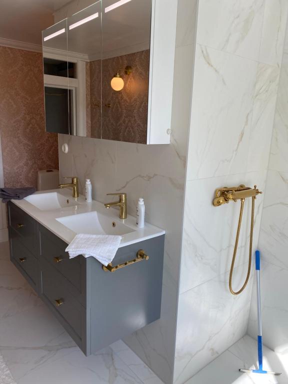 a bathroom with a sink and a mirror at Amiralsgården Verstorp in Karlskrona