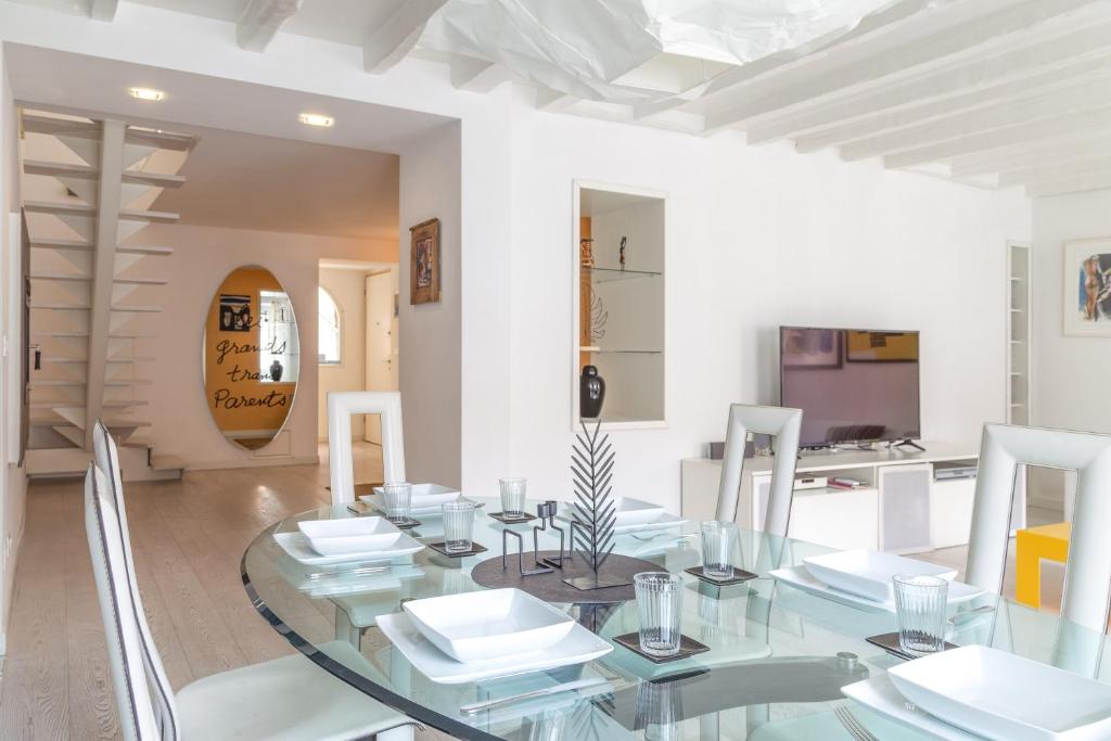 Televízia a/alebo spoločenská miestnosť v ubytovaní Luxury 350 Sq Mt flat with Terrace central Trieste